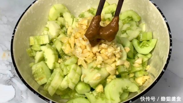 饭店48元的凉拌黄瓜,原来多加了这2步,学会做给家人吃,太香了