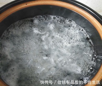 清洗干净|一碗胶质满满,质感高级的银耳汤,这样煮才对