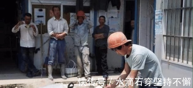 工友&90后农民工靠书法走红,仅仅练了5年书法,就成了特聘书画家!