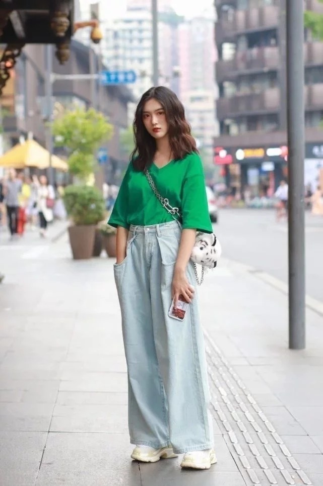 街拍:爱逛街的美女,无论成熟还是清新,都彰显出美丽与个性