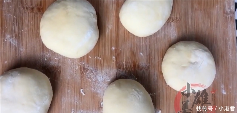 把8个面团放进电饭锅里,不加一滴水,刚出锅就被抢吃光
