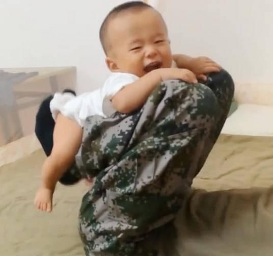 姿势|“淡定奶爸”街上抱孩子走红,旁边阿姨眼神亮了这是亲生的