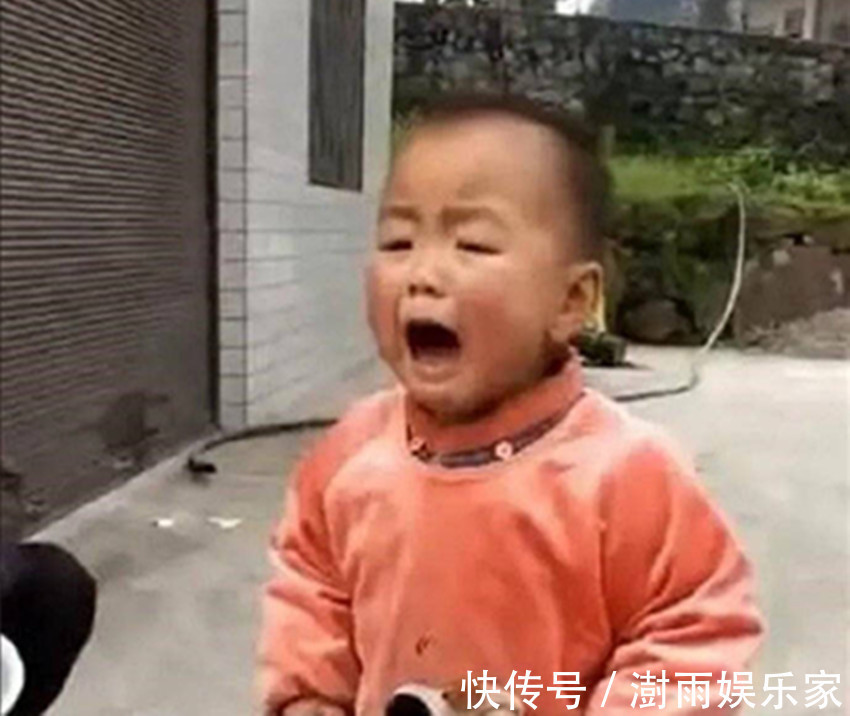 孩子们|看得人心酸!小男孩装好衣服要跟父母一起走,出门时父母已经走了