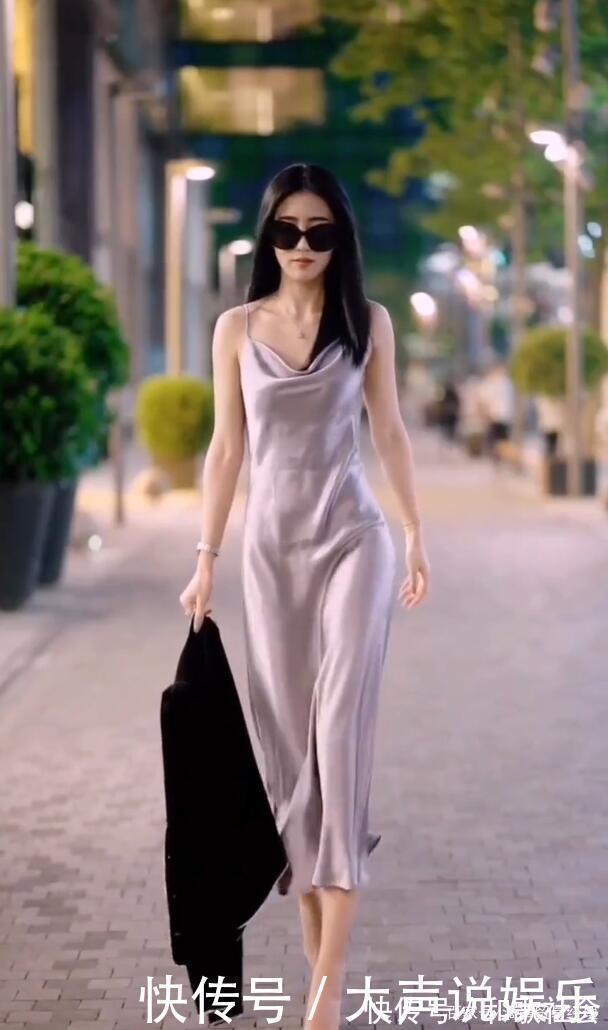 小姐姐 真丝吊带裙真有趣,一定不要穿外衣,照样美得耀眼