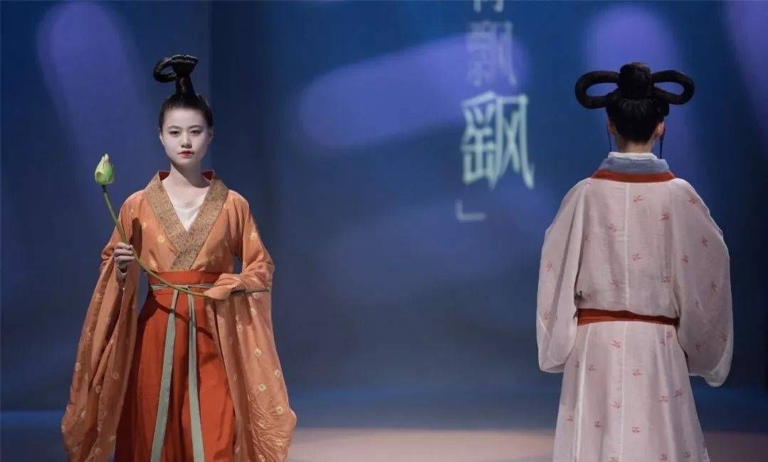 中文|他在汉服圈|中国装束复原团队:参与网剧《长安十二时辰》服装制作 不懂中文的华裔看到作品时泪流满面