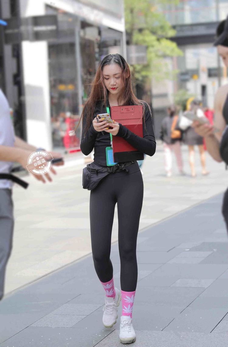 俏皮 时尚俏皮的打底裤穿搭凸显优雅态度,轻盈大方又显气质