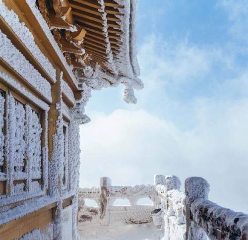 全球黄金最多的山顶下雪后就成了“云顶天宫”，是老子得道之地