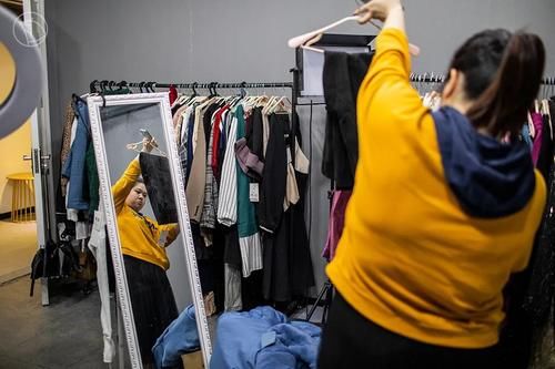 大码|200斤女孩在乡下被嘲笑，进城做大码模特快乐谋生