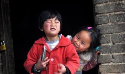 尼龙|两个穷人家的“自制书包”扎心了:一个让娃自信,一个让娃自卑