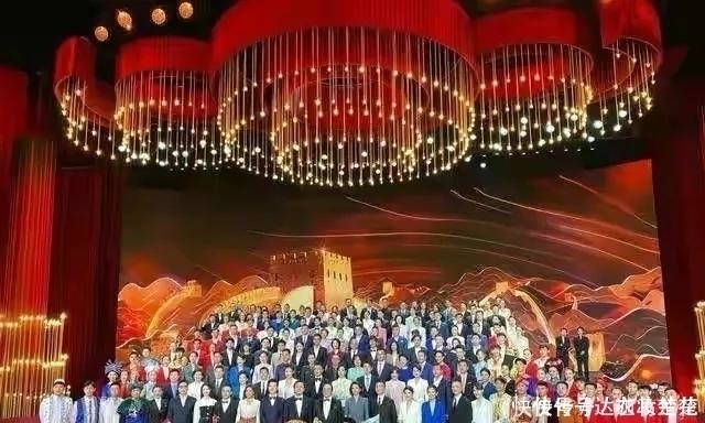 撒贝宁|全国107位主持人聚首董卿翘二郎腿坐C位朱迅靠边坐，梁田牛