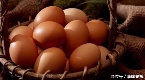蒸鸡蛋|买鸡蛋,白壳红壳哪个好?养鸡大妈说出答案,告诉家人别花冤枉钱