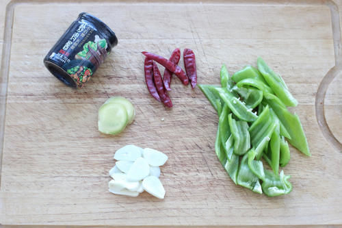  比黄焖鸡还好吃的辣炒鸡块，麻辣鲜香肉质不柴不硬，就是太费米饭