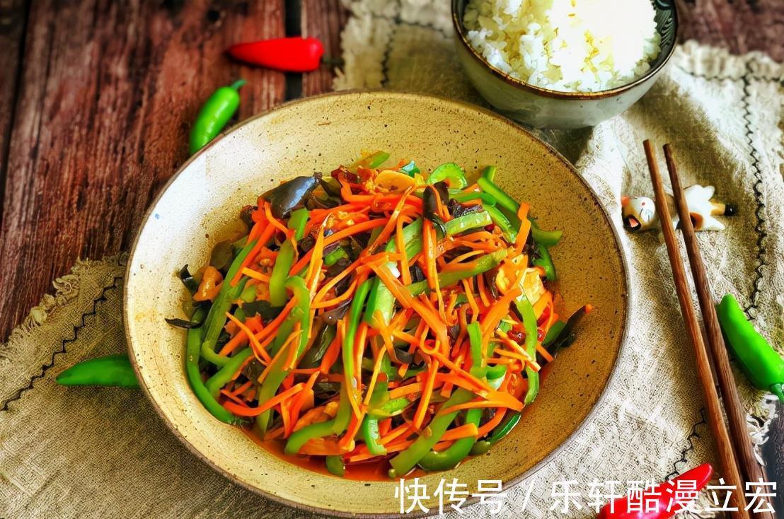 一道荤素结合的下饭菜，酸辣解馋，全家都喜欢吃