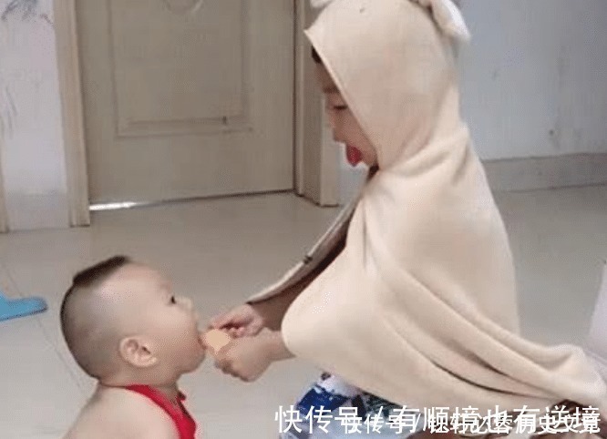 小宝宝|“红肚兜宝宝”伺候哥哥洗脚走红,这也算是全网里混得最差的二胎!