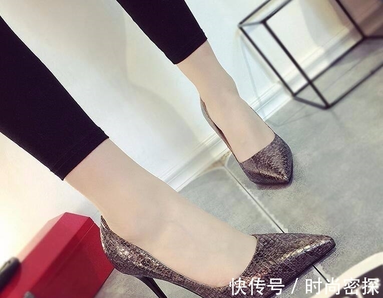 女人味 蛇纹高跟鞋性感细腻,高贵奢华的成熟女人味
