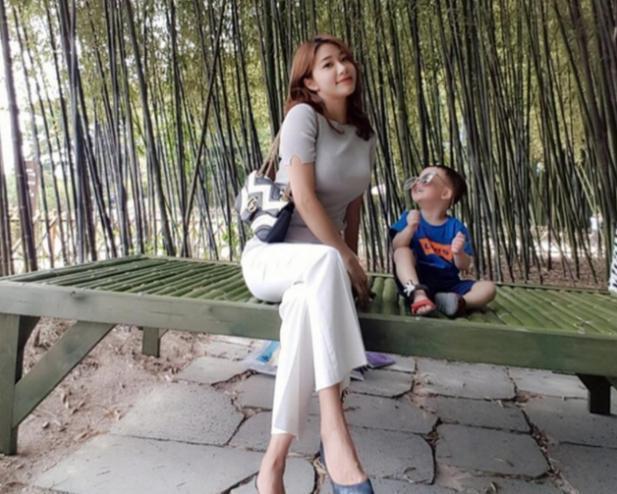 辣妈|辣妈生完孩子坚持健身，身材比例不输少女，坚持运动改变了她