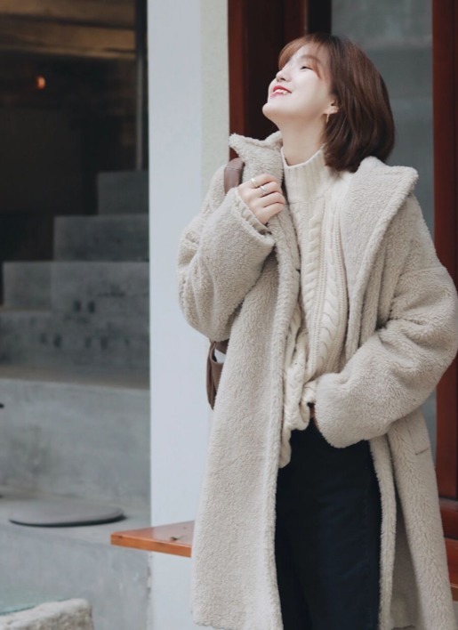 大衣 秋冬衣服别乱买,常备“高领衫”,搭配大衣、羽绒服都洋气