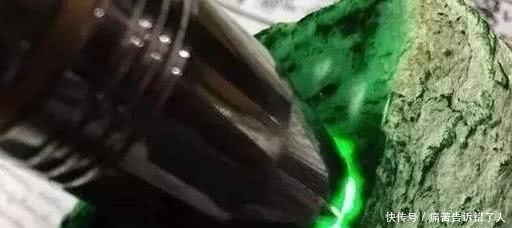 9万入手的翡翠原石,切开藓加绿,货主却仰天大哭
