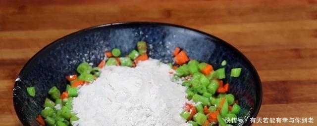 豆角切碎，加2个鸡蛋，筷子一搅，不用炒，出锅全家抢着吃