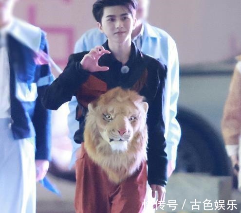 当184的蔡徐坤遇到188的陈飞宇:我才知道4CM差距的重要性