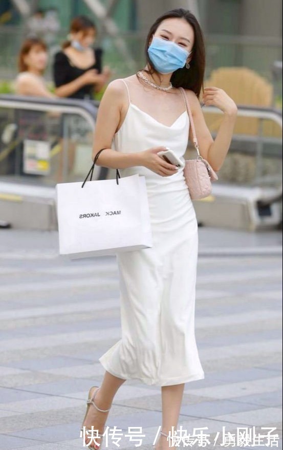 吊带长裙 白色吊带长裙,简约时尚又有魅力,女人味十足