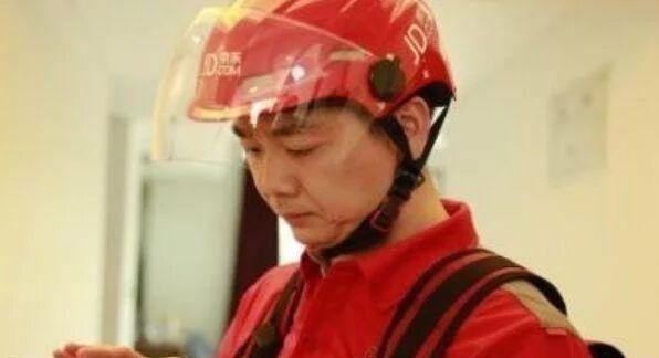 快递员|刘强东曾说在京东干满5年买房,现在第1位快递员工有房了吗