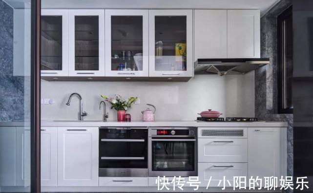 衣帽间|148平现代风四居室，电视墙以定制柜作为主体加上开放格架