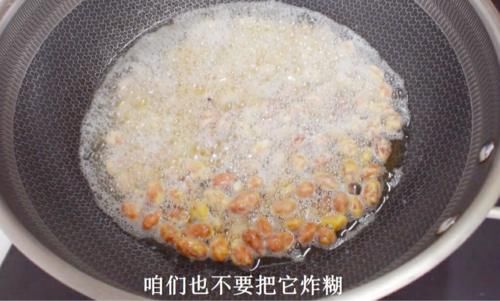 花生米中加1个鸡蛋，吃一次就忘不了，做法简单，年夜饭必备