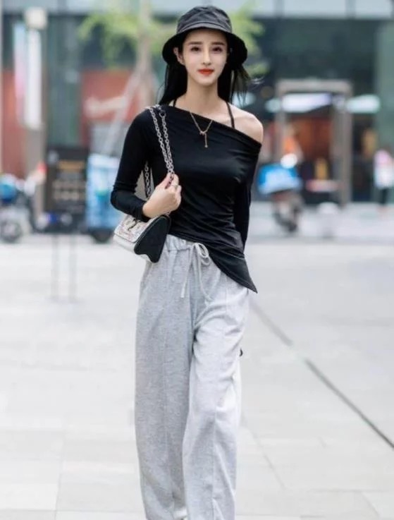 街拍:皮肤白皙的小姐姐,身穿束腰碎花连衣裙,甜美可爱