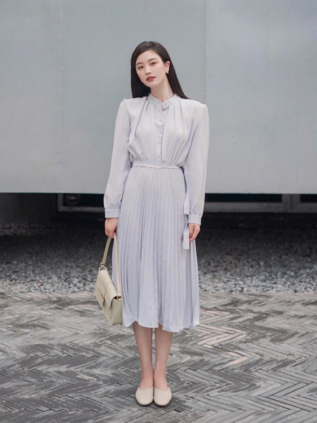 连衣裙|优雅女人早秋都穿“连衣裙”,为你分享时髦的搭配经验,温婉知性