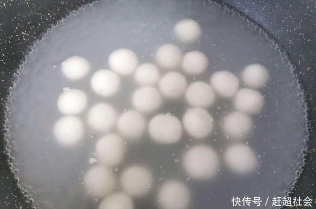 這2個(gè)甜品好吃易做,生理期多吃一些,暖胃暖身皮膚好