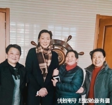 体育老师|女排名将楚金玲,退役后在重点大学当老师,如今胎记不见变美女