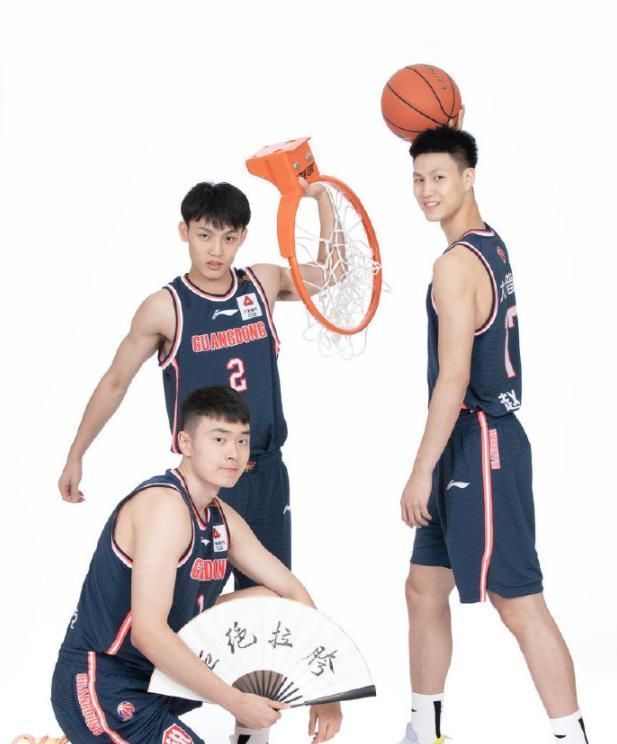 胡明轩|广东拍摄写真照！阿联霸气C位，胡明轩“颜值担当”，徐杰秀肌肉