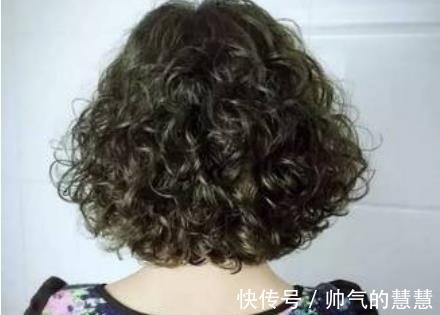 发型 理发师透露:奔五的女人,少弄这3种“过气发型”!易显老还丑