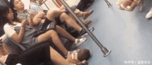 报警|男童睡在妈妈脚下,妈妈却悠闲玩手机,看到孩子手,乘客果断报警