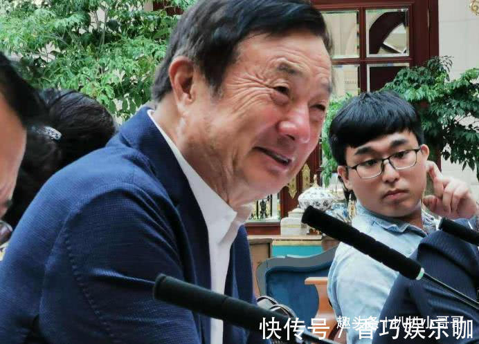 任正非|任正非这张“机场照”火了,网民:我支持华为,你却用上了苹果?