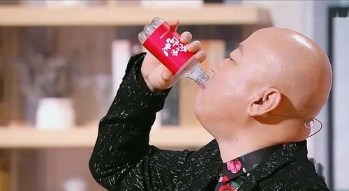 潘长江父女上蓝台春晚演小品，郭冬临猛灌汽水，煞费苦心却没笑点