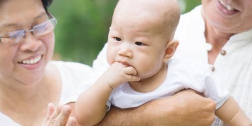 老人|爸爸带娃偷偷来看爷爷,看到爷爷的反应后,网友:真的是好宠溺啊