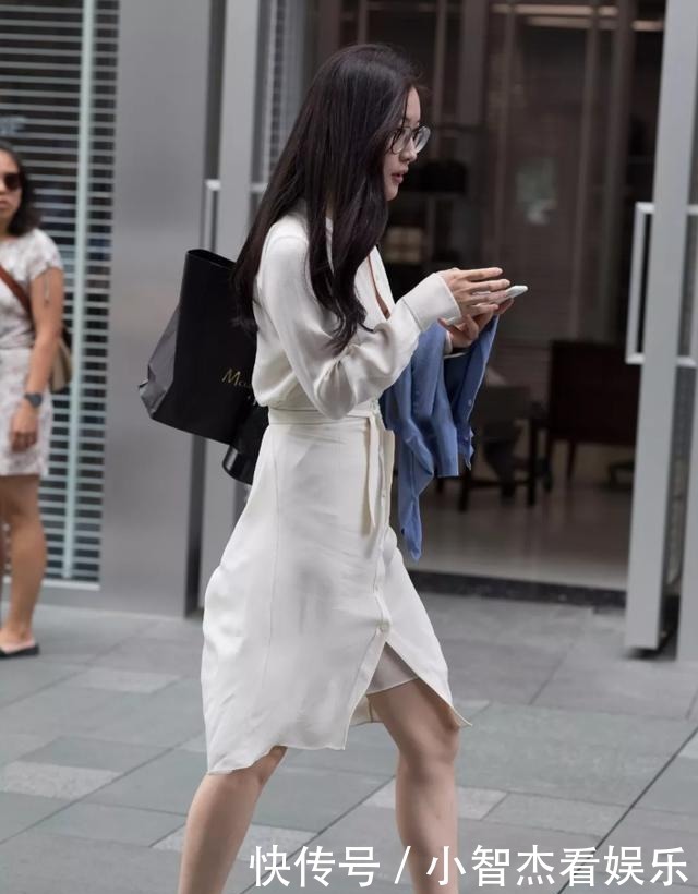 美女薄纱连衣裙气质出众,清爽更阳光