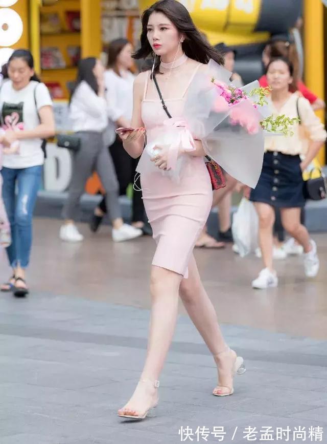 牛仔裤|高跟鞋搭配什么才好看?九分牛仔裤甜美长裙,尽显迷人优雅气质