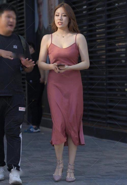 高跟鞋|美女穿搭：酒红色长裙穿出“高级”感，简约优雅，气质佳