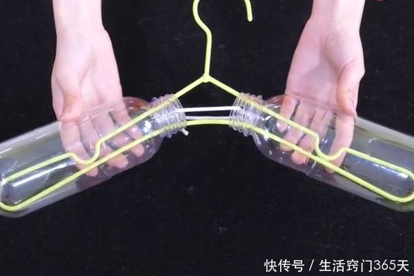 阳台|在衣架上挂两个塑料瓶,放阳台太实用了,解决了家家户户的大烦恼