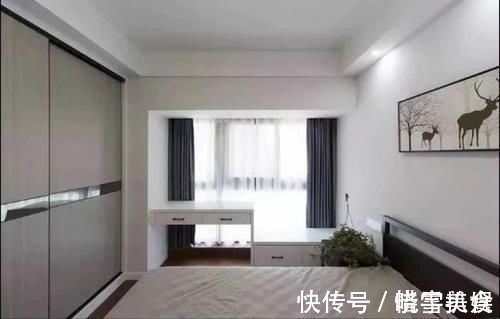 美观|卧室别再靠床头装书桌了,换个位置省空间又美观,早知我也这么装