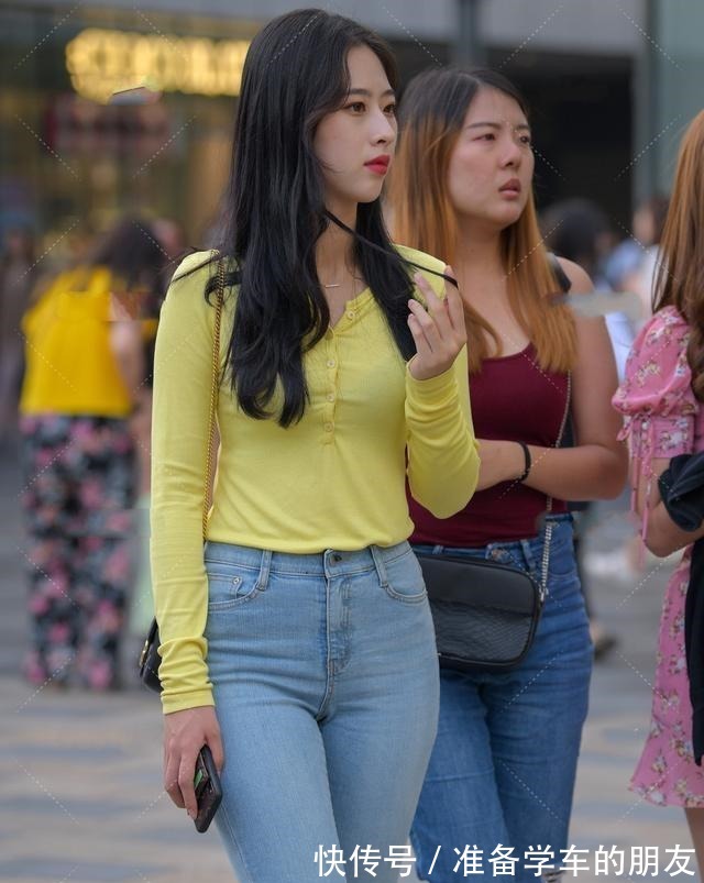 长度 灰色宽松吊带搭配蓝色修身打底裤,比较直的裤子,臀部显得丰满!