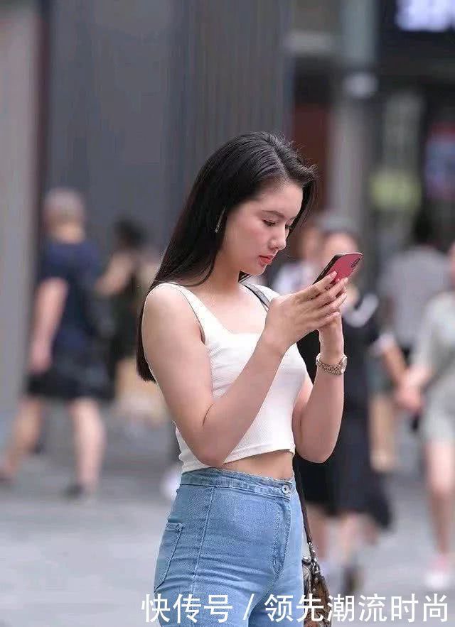 喇叭|街拍美女:过时的喇叭牛仔裤,竟能穿出这样大长腿,小姐姐太美了