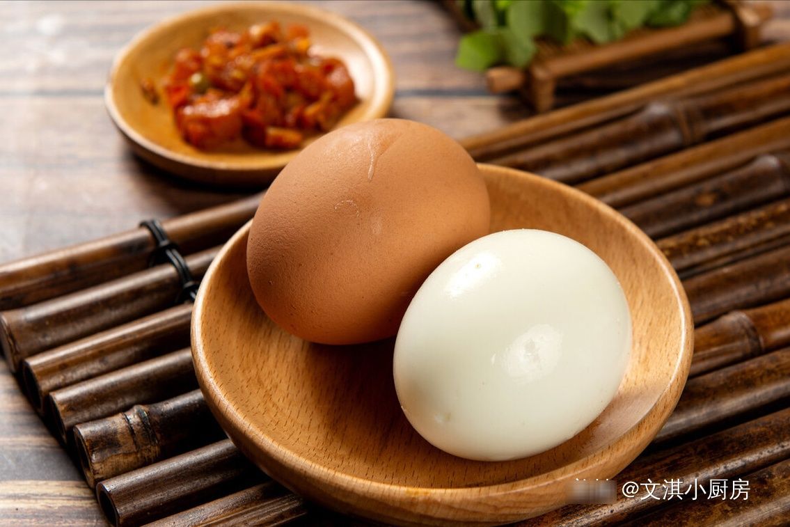 煮鸡蛋，不要只会用清水，多做1步，鸡蛋香嫩可口，蛋壳一碰就掉