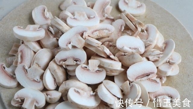 小葱|牛肉炒哪种蘑菇好？试试双孢菇，尤其适合冬天给小孩吃