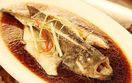 清蒸鲈鱼时，不要直接上锅蒸，多加一步，鲈鱼更鲜更嫩还不腥