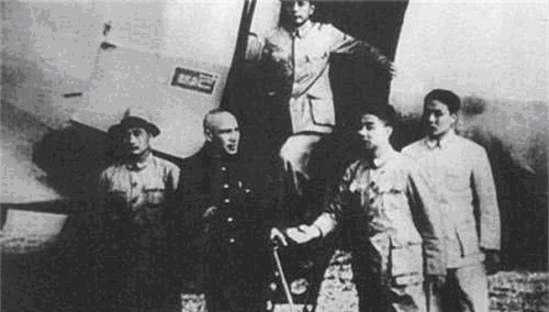 军长|兰封失守,军长无能遭撤职,战将师长却被枪毙,7年后,军长竟还成了总司令