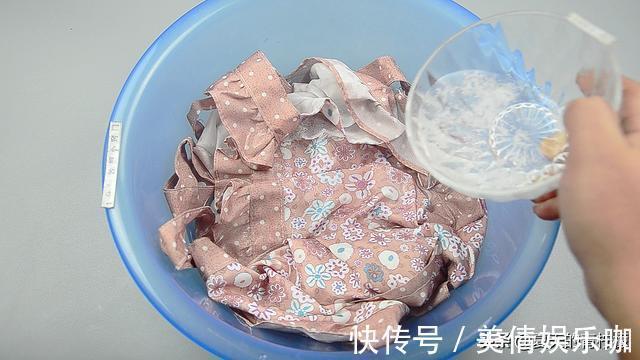 每次洗衣服前倒一碗,不管多脏的衣服,洗完后洁白如新,又学一招